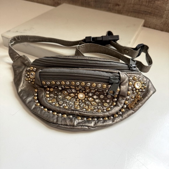 NWOT Kippys Authentic Genuine Leather Studded Crystal Metallic Waist Bag - Picture 1 of 8